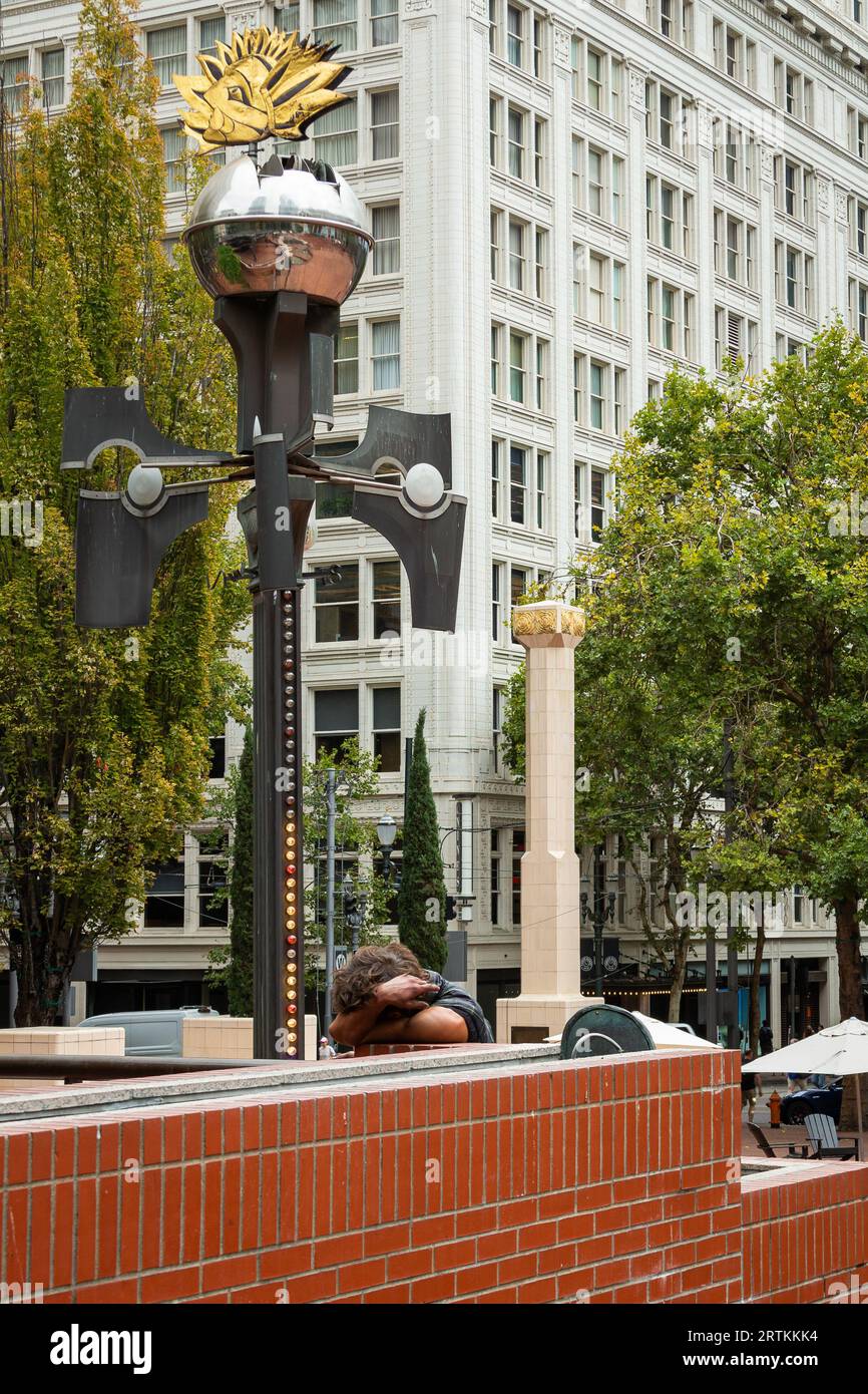 Tossicodipendente che scompare mentre si trova contro un muro di mattoni in Pioneer Courthouse Square a Portland, Oregon Foto Stock