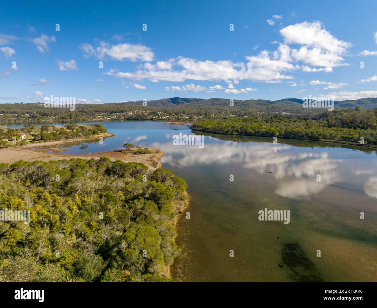 Vista aerea sulla spiaggia di Aislings e sulla laguna di Curalo a Eden, sulla costa meridionale del New South Wales, Australia Foto Stock