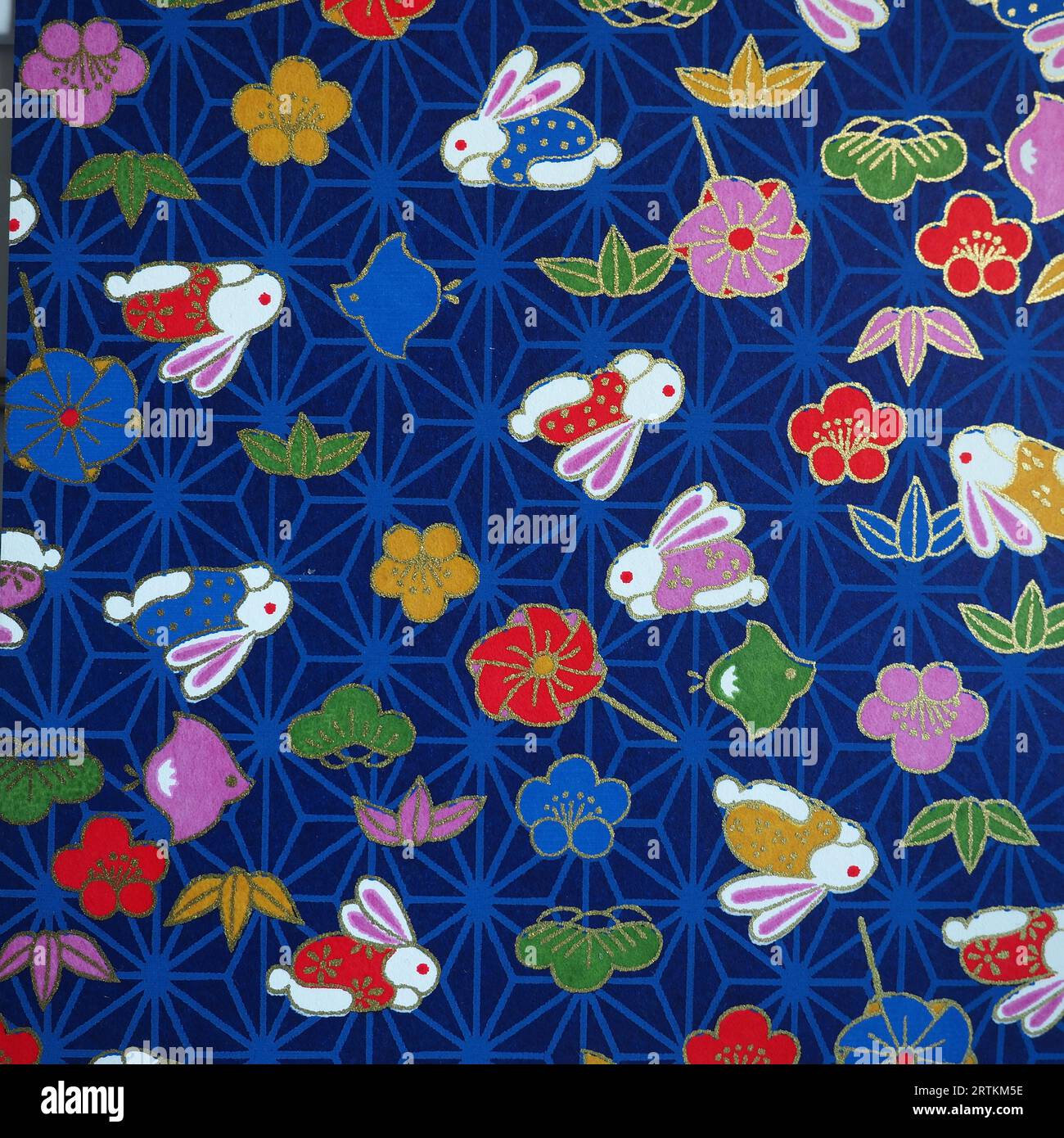 Motivi tradizionali giapponesi con fiori, coniglio zodiaco e sfondo blu scuro Foto Stock