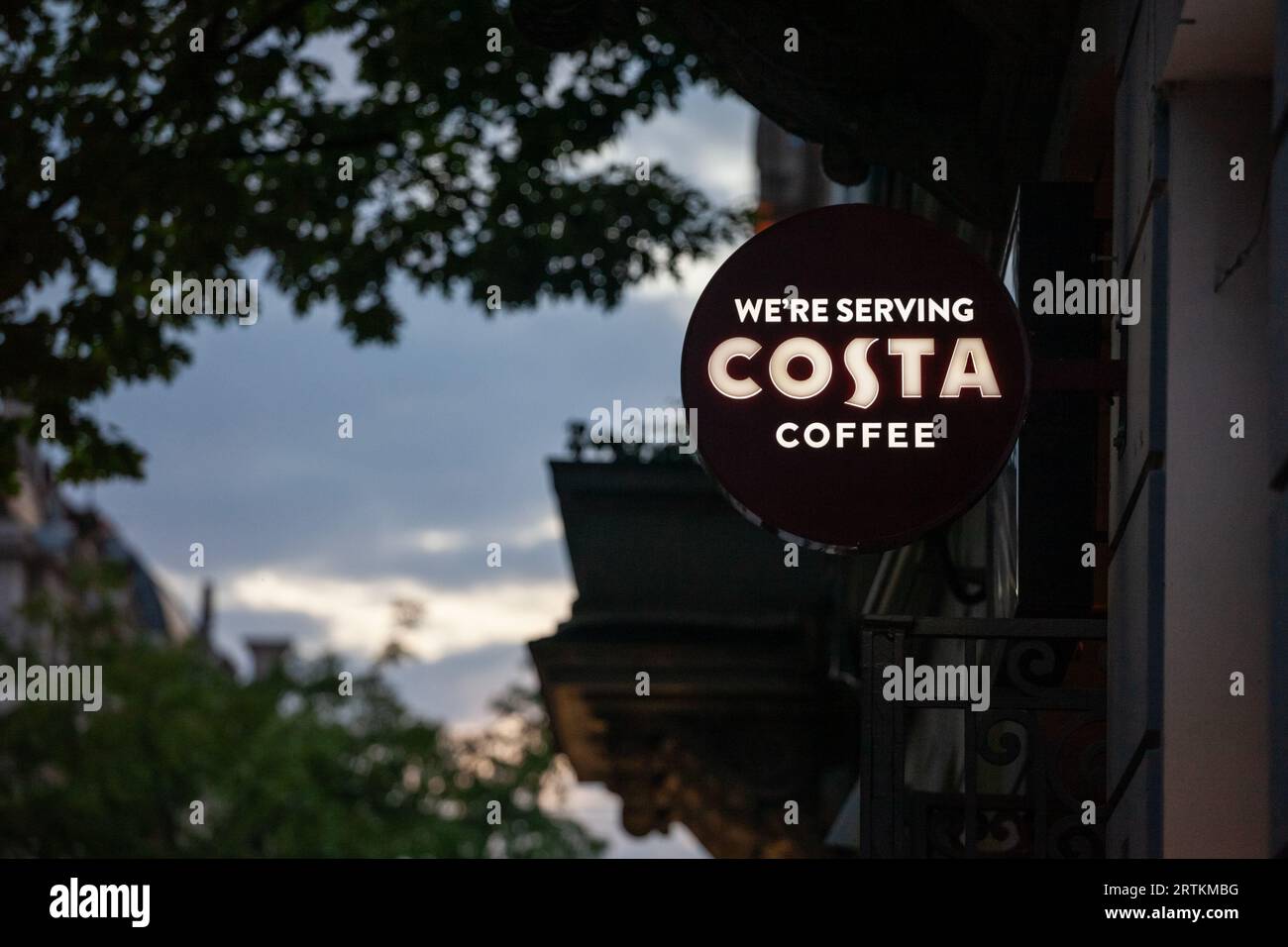 Foto di un cartello con il logo di Costa Coffee scattato davanti al loro caffè a Belgrado, Serbia. Costa Coffee è una catena britannica di caffetterie che lo è Foto Stock