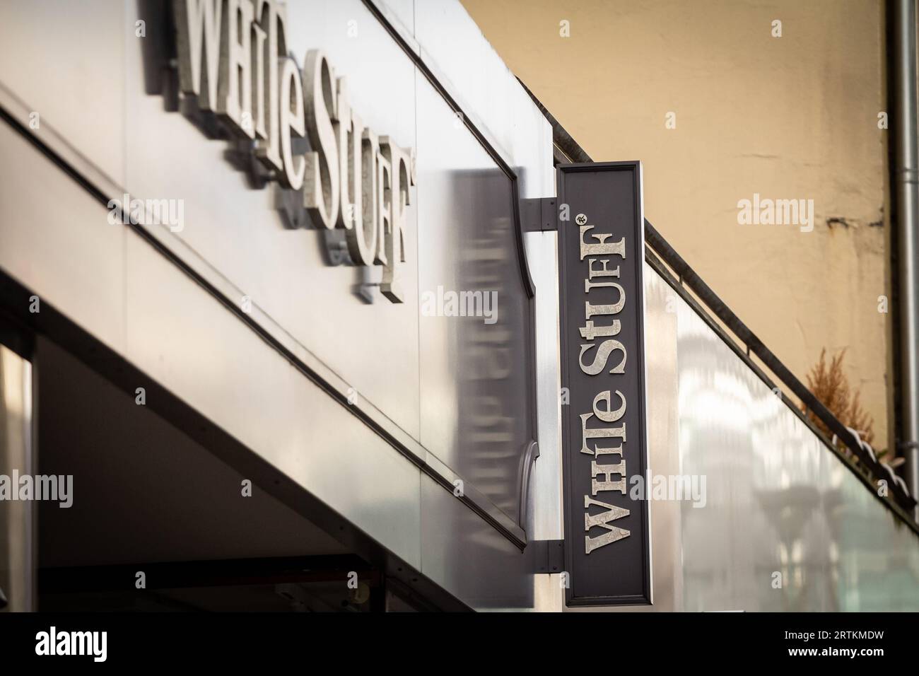Immagine di un cartello con il logo di White Stuff a Colonia, Germania. White Stuff è un marchio britannico di moda e lifestyle che vende donne, uomini e Foto Stock