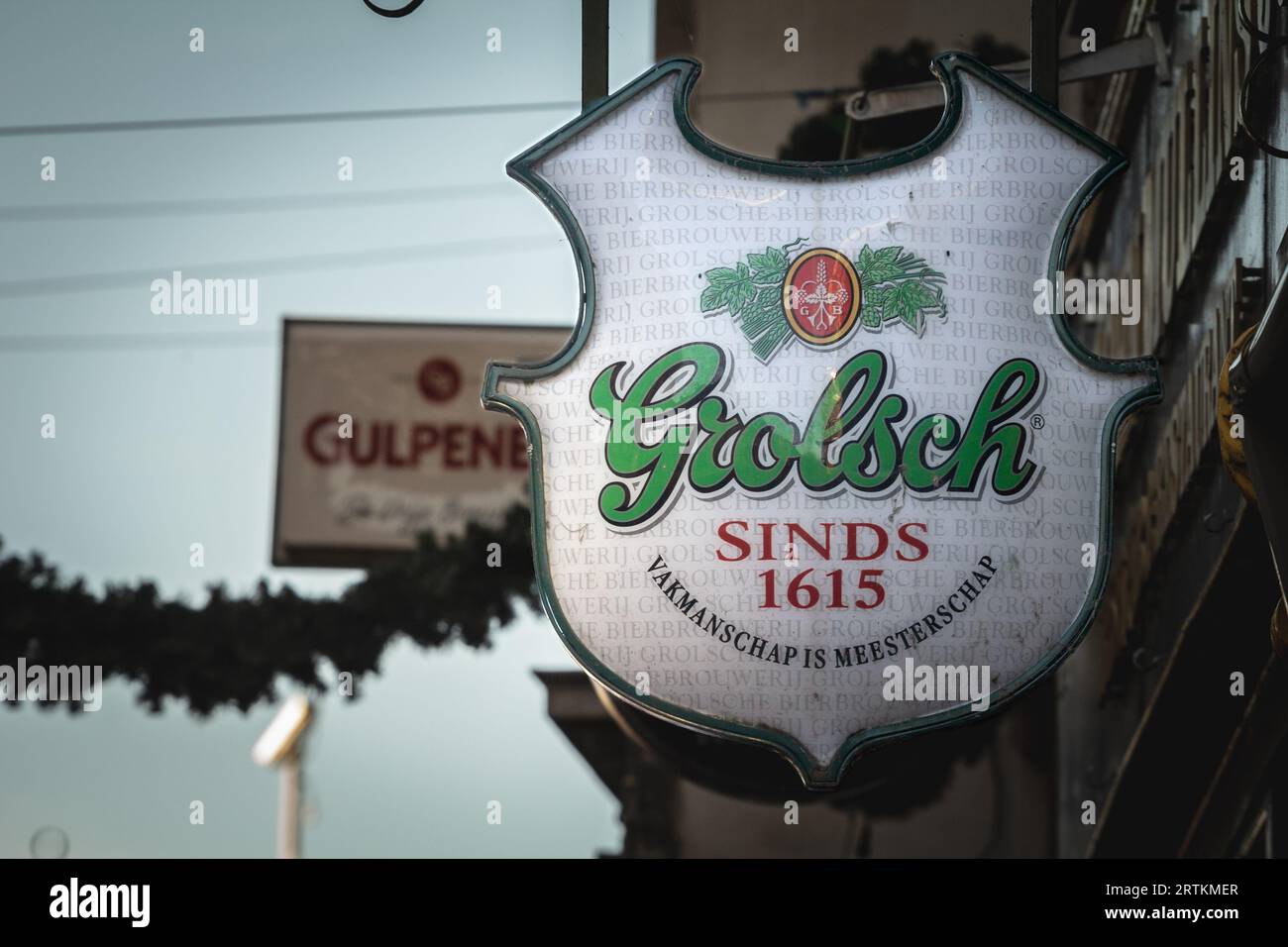 Immagine di un cartello con il logo della birra Grolsch su un rivenditore locale a Maastricht, Paesi Bassi. La Grolsch Brewery, nota semplicemente come Grolsch, è una birreria olandese Foto Stock