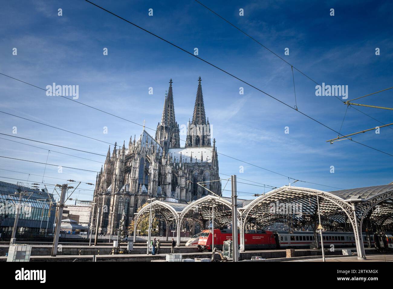 Foto della cattedrale di colonia vista dall'Hauptbahnhof di Colonia con un treno DB Intercity pronto per la partenza. La cattedrale di Colonia è una cattedrale cattolica Foto Stock