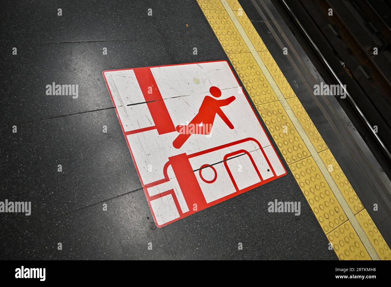 Segnale di avvertimento della metropolitana di Madrid “Mind the GAP” – Madrid, Spagna – 24 maggio 2023 Foto Stock