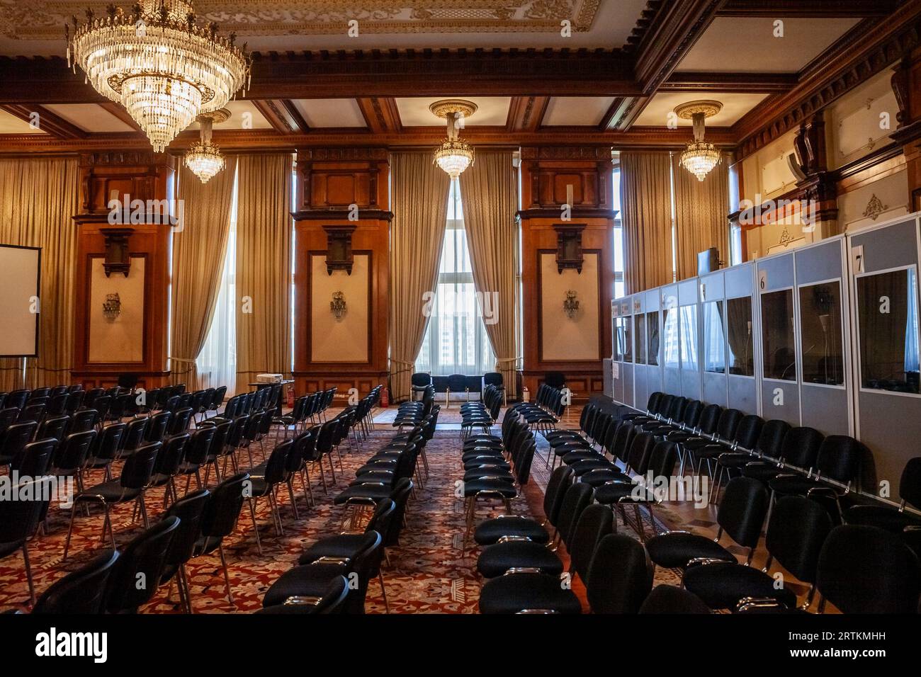 Immagine dell'interno del palazzo del parlamento rumeno, con particolare attenzione a una sala conferenze. Il Palazzo del Parlamento, conosciuto anche come il Repub Foto Stock