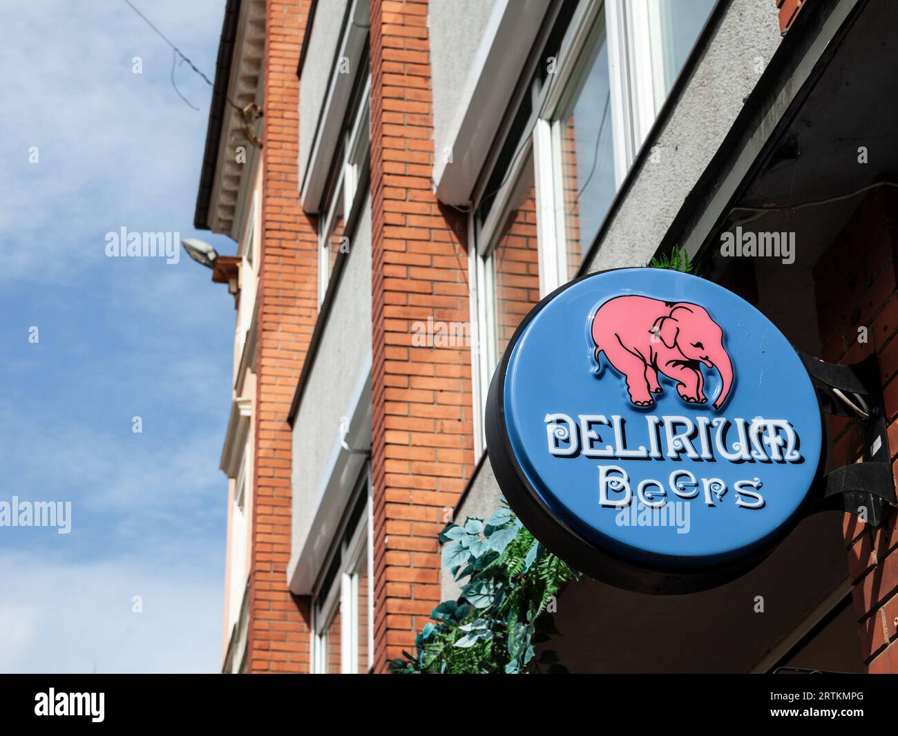Immagine di un cartello con il logo di Delirium sul loro rivenditore principale a riga, Lettonia. Il delirium è una birra belga prodotta a Huyghe. Foto Stock