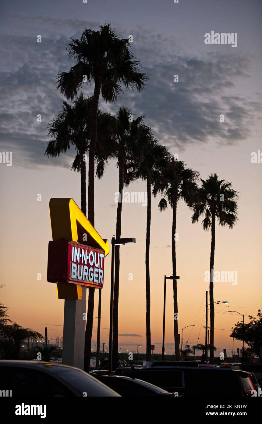 Insegna al neon e palme all'esterno del ristorante in N Out Burger su Sepulveda Blvd. Vicino all'aeroporto internazionale di Los Angeles, CALIFORNIA, USA Foto Stock