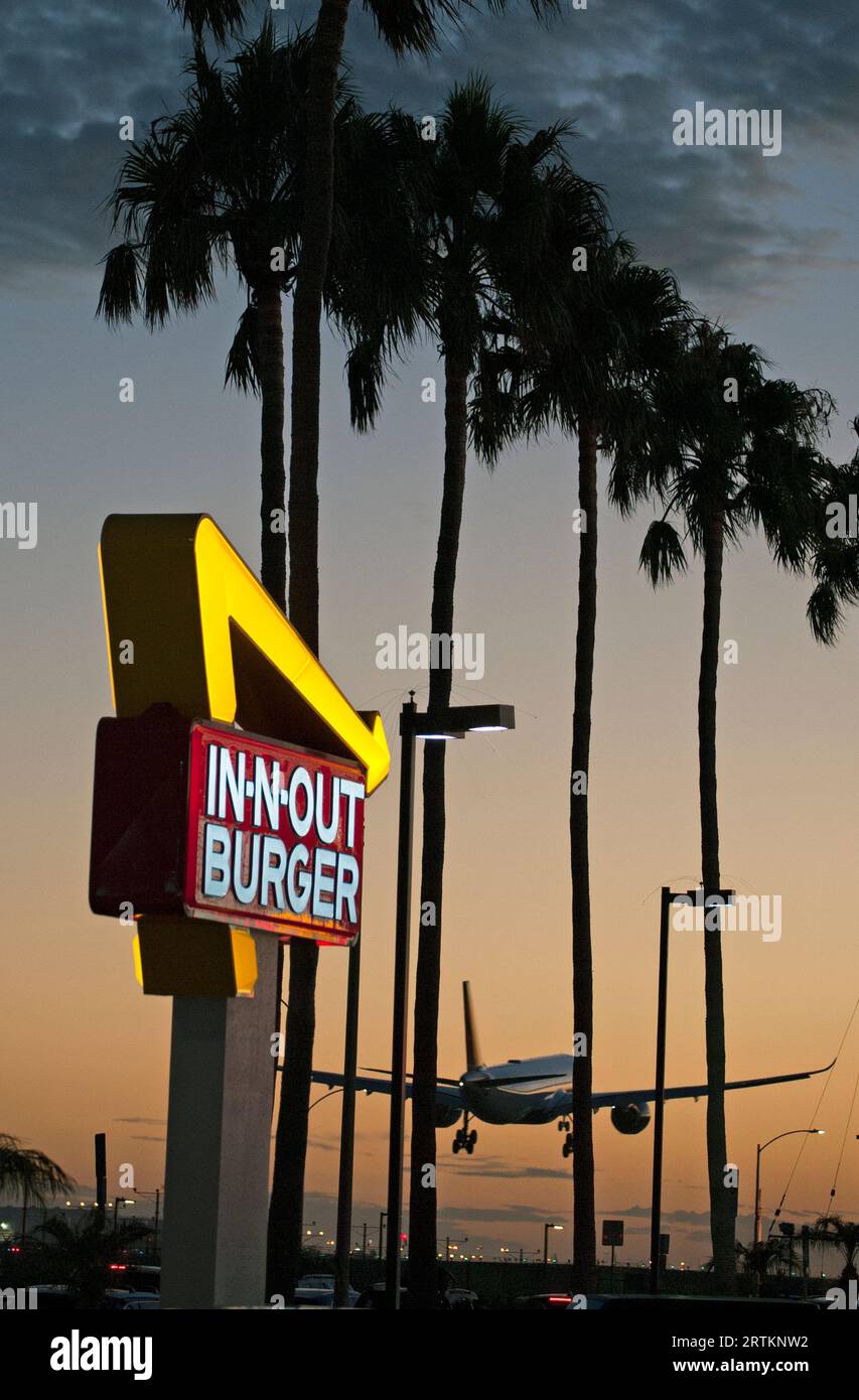 Atterraggio aereo all'aeroporto internazionale di Los Angeles (LAX), passando accanto all'iconico ristorante N Out Burger su Sepulveda Blvd. A Los Angeles, CALIFORNIA, USA Foto Stock