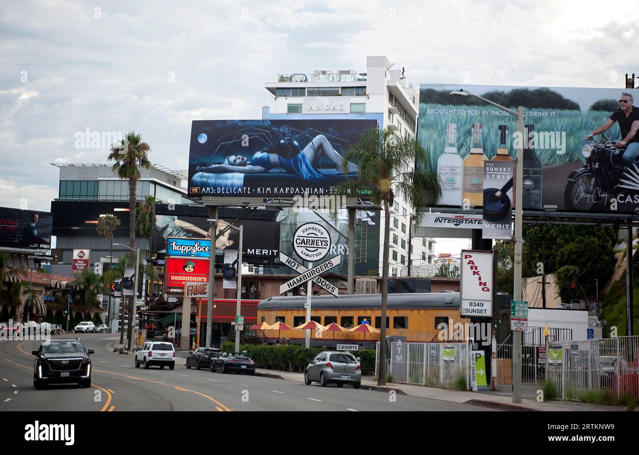 Cartelloni pubblicitari con Kim Kardashian e George Clooney sulla Sunset Strip, West Hollywood, Los Angeles, California, USA Foto Stock