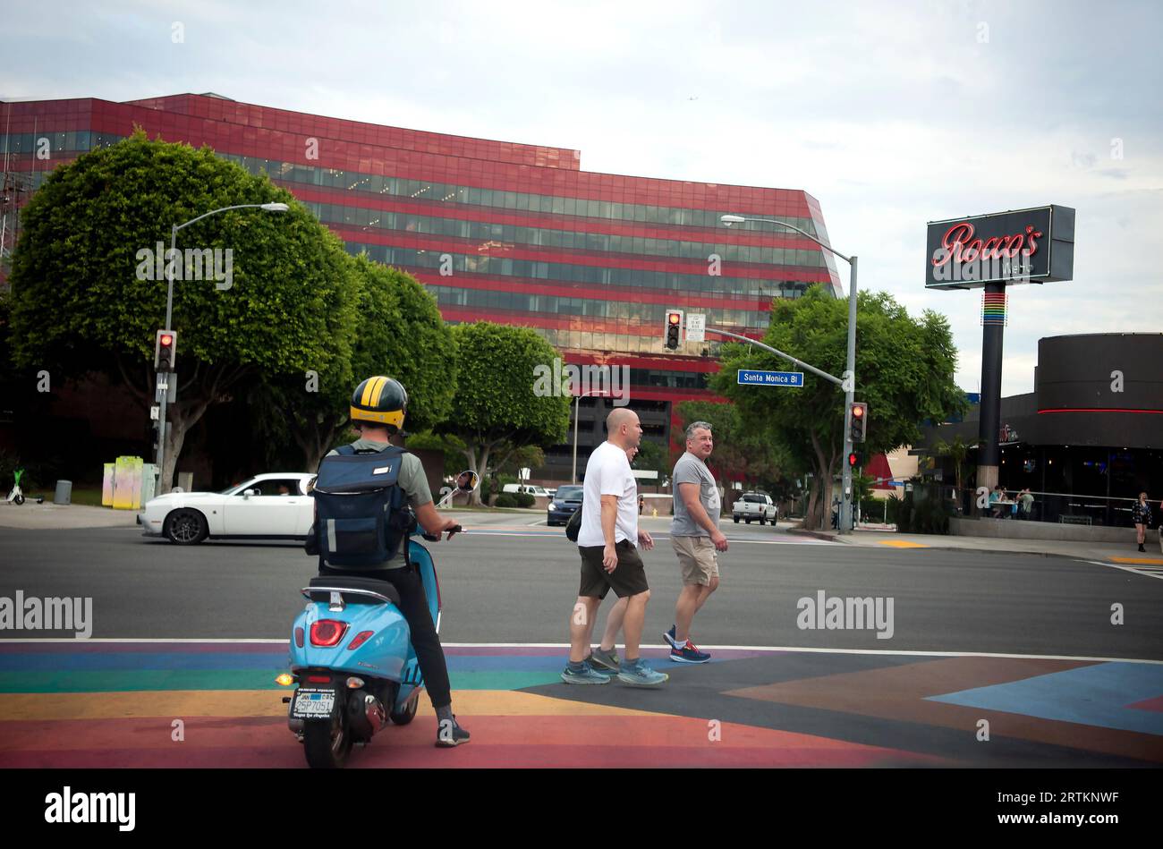 Santa Monica Blvd. A San Vicente Blvd. A West Hollywood, CALIFORNIA Foto Stock