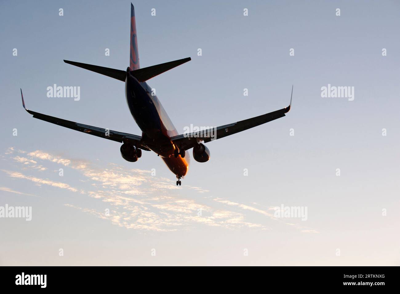 Aereo con carrello d'atterraggio in avvicinamento all'aeroporto LAX di Los Angeles California, USA Foto Stock