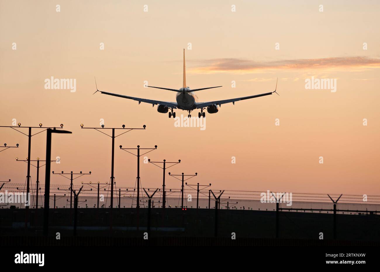 Aereo con carrello d'atterraggio in avvicinamento all'aeroporto LAX di Los Angeles California, USA Foto Stock
