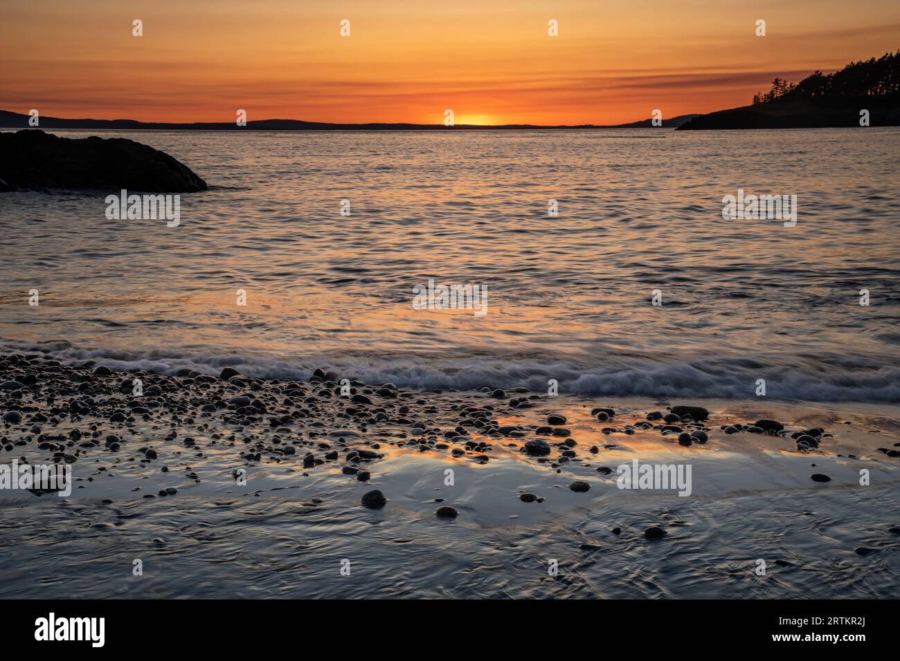 WA23589-00...WASHINGTON - tramonto al sole da West Beach nel Deception Pass State Park. Foto Stock