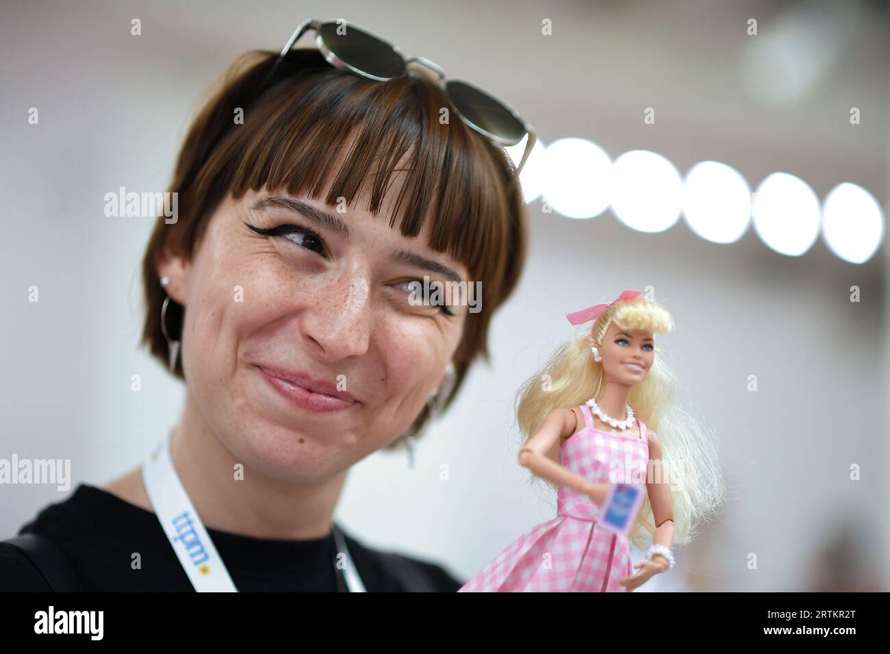 New York, USA. 13 settembre 2023. Abigail Moise, dalla Francia, tiene una bambola Barbie mentre assiste alla mostra delle vacanze TTPM (Toy, Tots, Pets & More) tenutasi al Metropolitan Pavilion di New York, New York, il 13 settembre 2023. La mostra mostra mostra giocattoli per il gioco interattivo di produttori di giocattoli grandi e piccoli. (Foto di Anthony Behar/Sipa USA) credito: SIPA USA/Alamy Live News Foto Stock