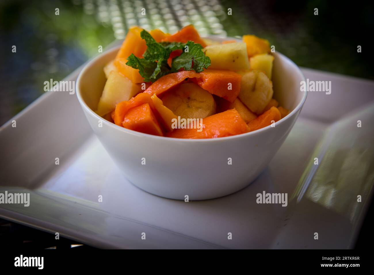 ciotola con frutta di stagione in un resort Foto Stock