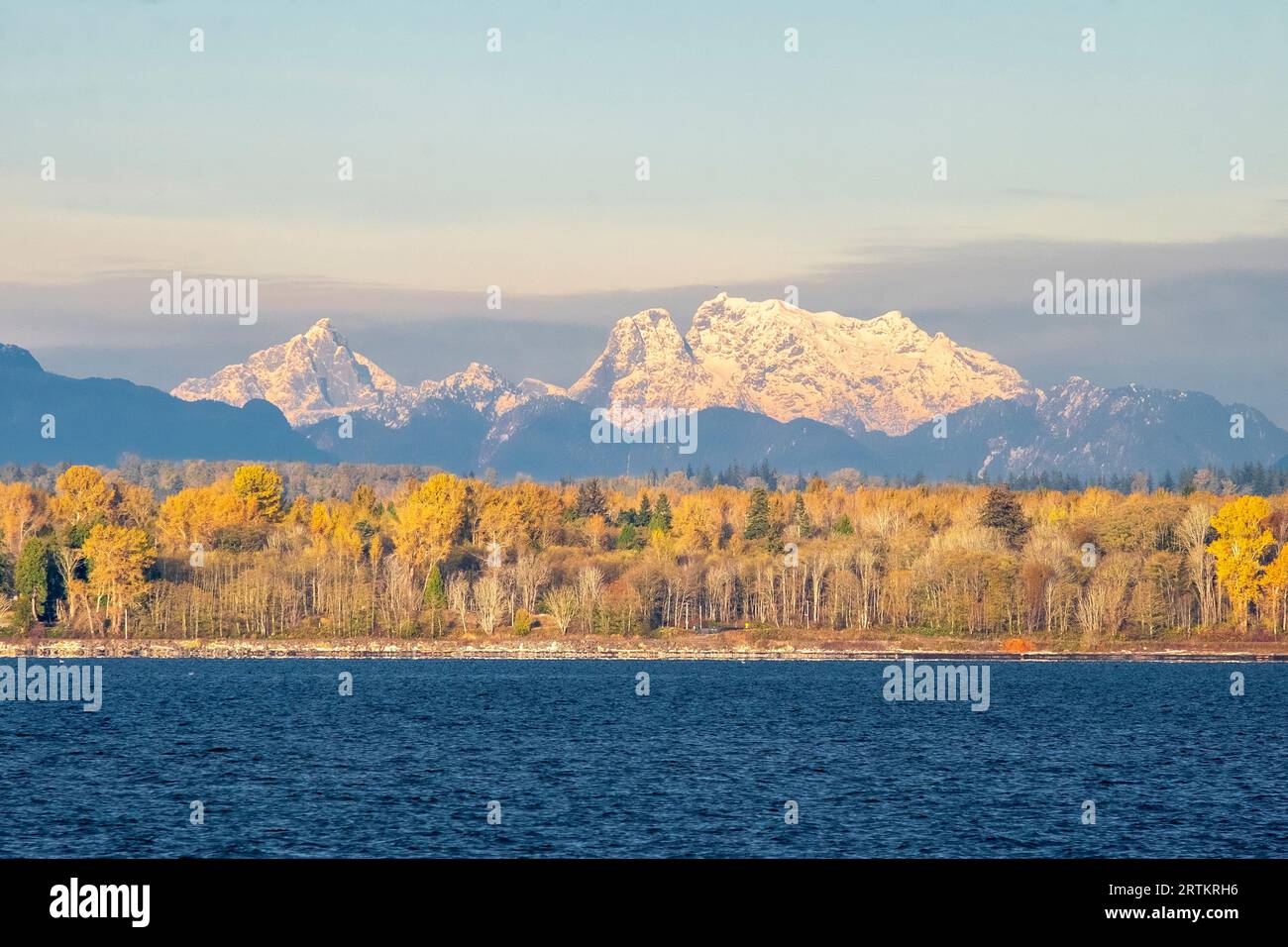 Mount Robie Reid nella Columbia Britannica visto da Semiahmoo, Washington, USA Foto Stock