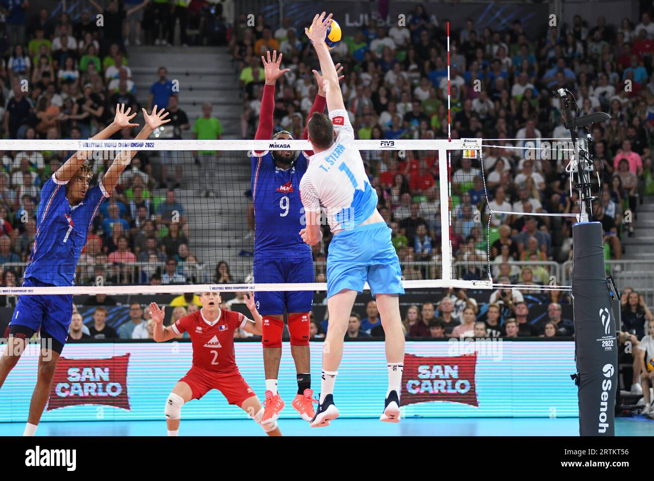 Toncek Stern (Slovenia) Barthelemy Chinenyeze, Earvin Ngapeth (Francia). Campionato del mondo di pallavolo 2022 Foto Stock