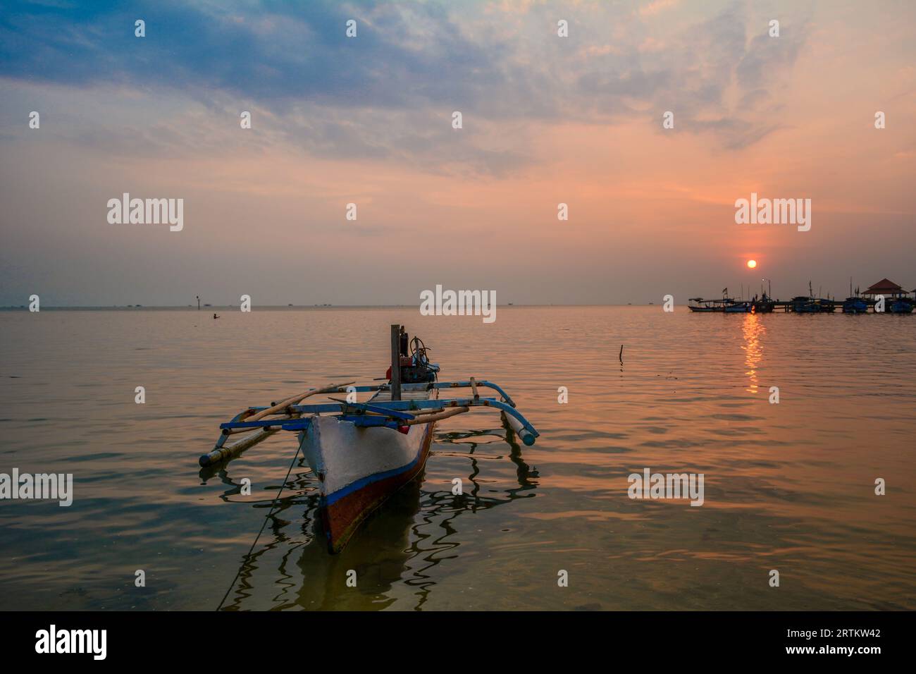 Vista delle barche al porto della spiaggia di Kartini al tramonto. Foto Stock