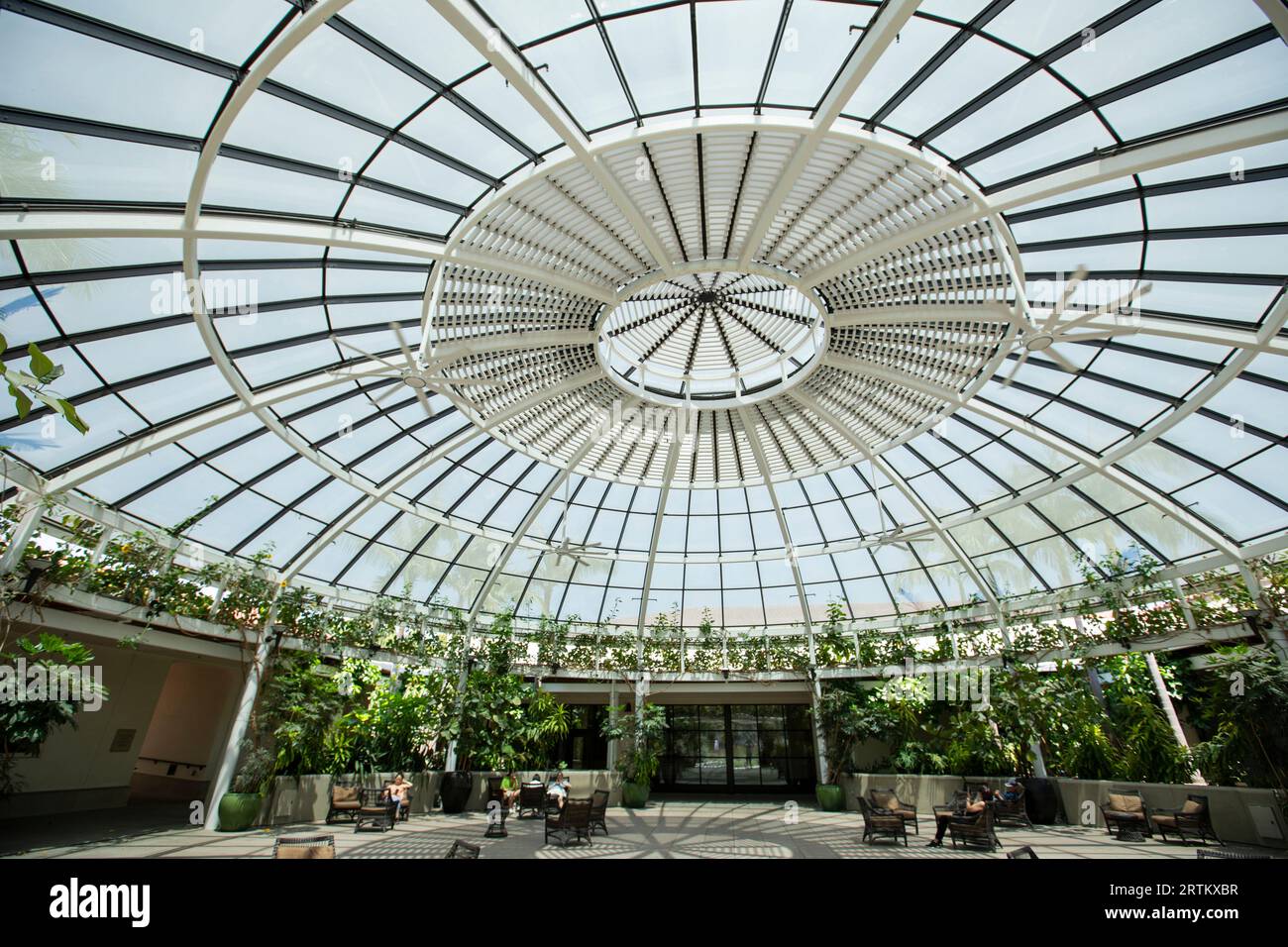 San Marino, California, USA, 11 giugno 2022: La luce del sole del pomeriggio splende sulla Huntington Library. Foto Stock