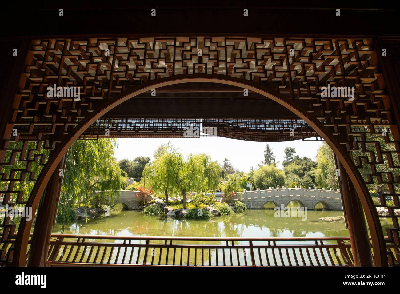 San Marino, California, USA, 11 giugno 2022: La luce del sole del pomeriggio splende sul Chinese Garden - Garden of Flowing Fragrance presso la Huntington Library. Foto Stock