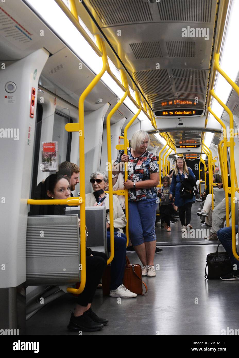 Viaggiando sulla moderna metropolitana di Copenaghen, Danimarca. Foto Stock