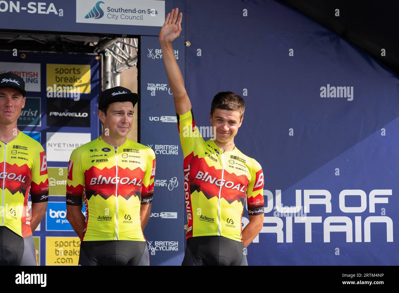 Lennert Teugels, Johan Meens. I piloti del team Bingoal WB nella gara ciclistica Tour of Britain Stage 6 partono a Southend on Sea, Essex, Regno Unito. Foto Stock