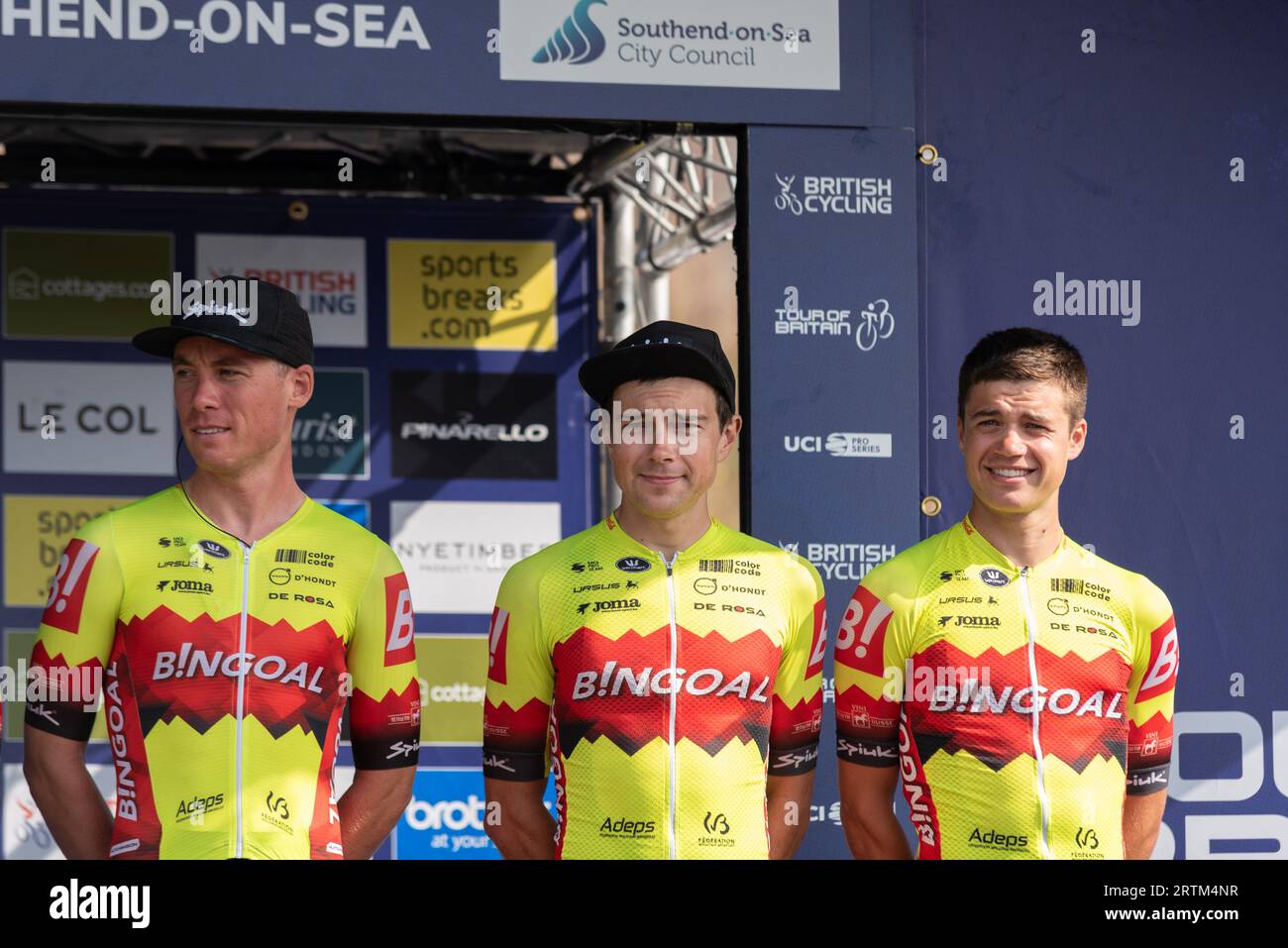 Dimitri Peyskens, Lennert Teugels, Johan Meens. I piloti del team Bingoal WB alla gara ciclistica Tour of Britain Stage 6 partono da Southend on Sea, Essex, Regno Unito. Foto Stock