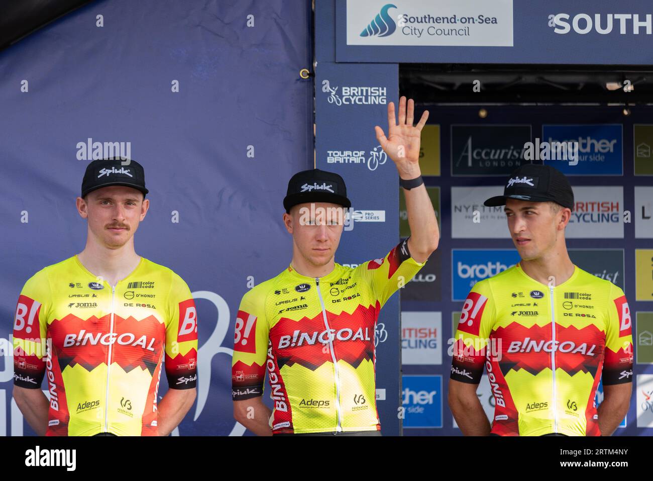 I piloti del team Bingoal WB alla gara ciclistica Tour of Britain Stage 6 partono da Southend on Sea, Essex, Regno Unito. Alexander Salby, Floris de Tier, Davide Persico Foto Stock