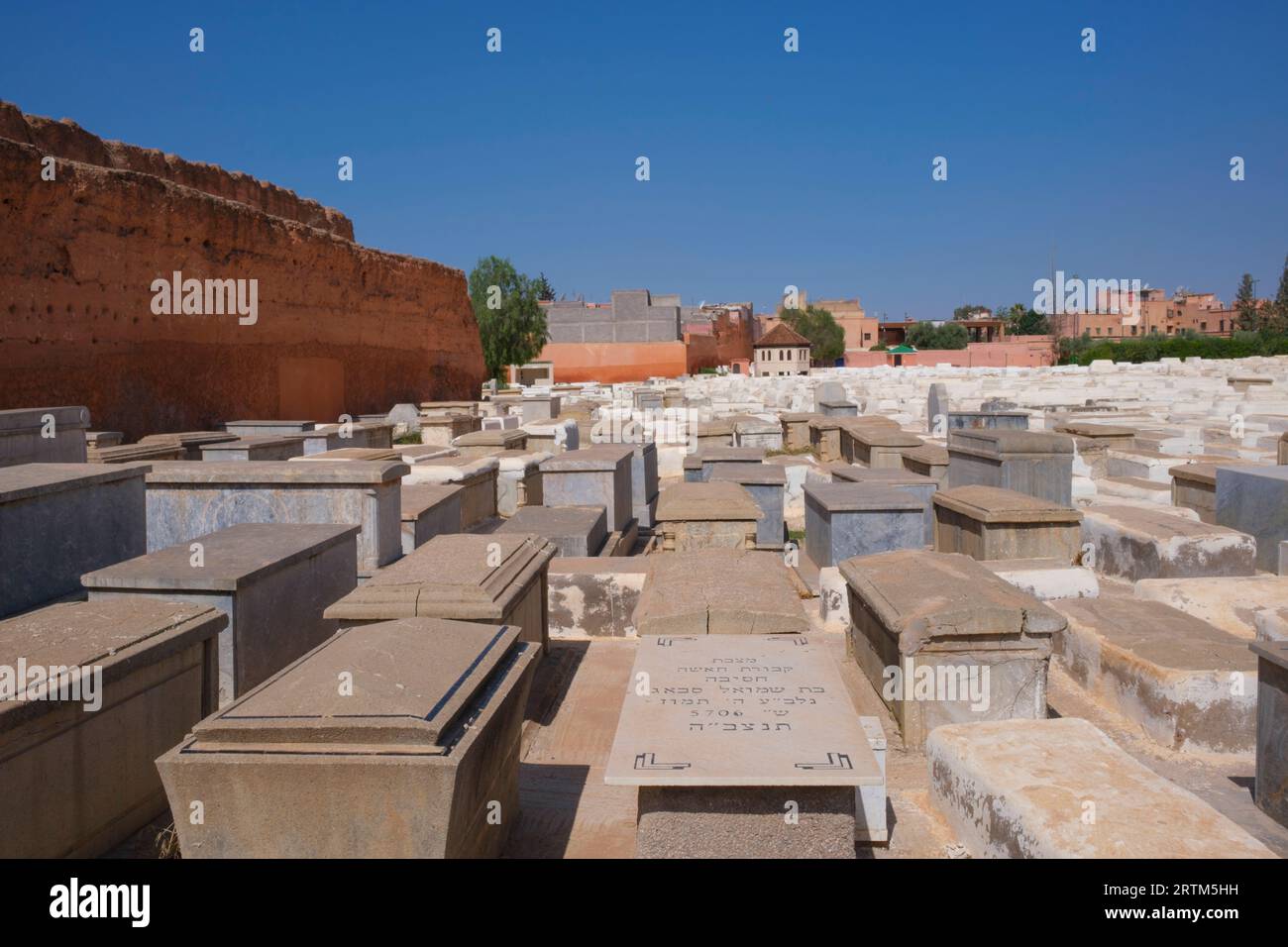 Marocco: Beth Mo'ed le'kol Chai o Cimitero ebraico di Marrakech (Cimitero di Miaara), Medina di Marrakech, Marrakech. Il cimitero di Miaara è il più grande cimitero ebraico del Marocco e risale al 1537 d.C. (5297 nel calendario ebraico), anche se si pensa che l'area sia stata utilizzata per le sepolture ebraiche fin dal XII secolo. Foto Stock