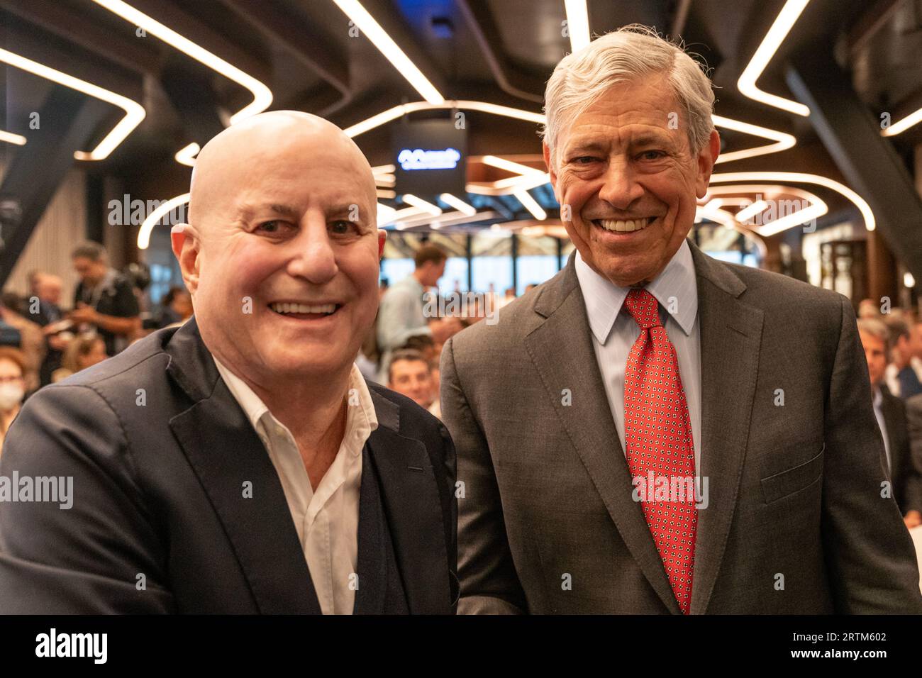 Ron Perelman e Rick Cotton partecipano all'apertura dell'evento stampa del Perelman Performing Arts Center e al taglio del nastro a New York il 13 settembre 2023 Foto Stock