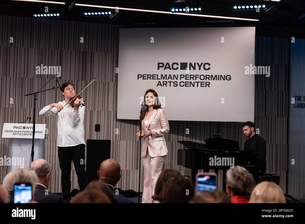 Joshua Bell, Larisa Martinez, Peter Dugan si esibiscono durante l'apertura del Perelman Performing Arts Center evento stampa e taglio del nastro a New York il 13 settembre 2023 Foto Stock