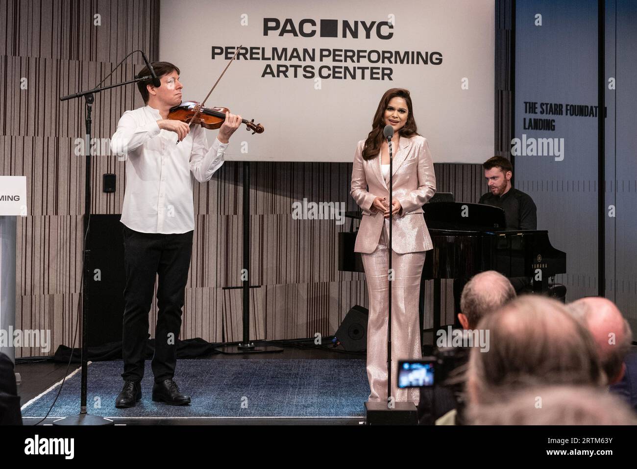 Joshua Bell, Larisa Martinez, Peter Dugan si esibiscono durante l'apertura del Perelman Performing Arts Center evento stampa e taglio del nastro a New York il 13 settembre 2023 Foto Stock