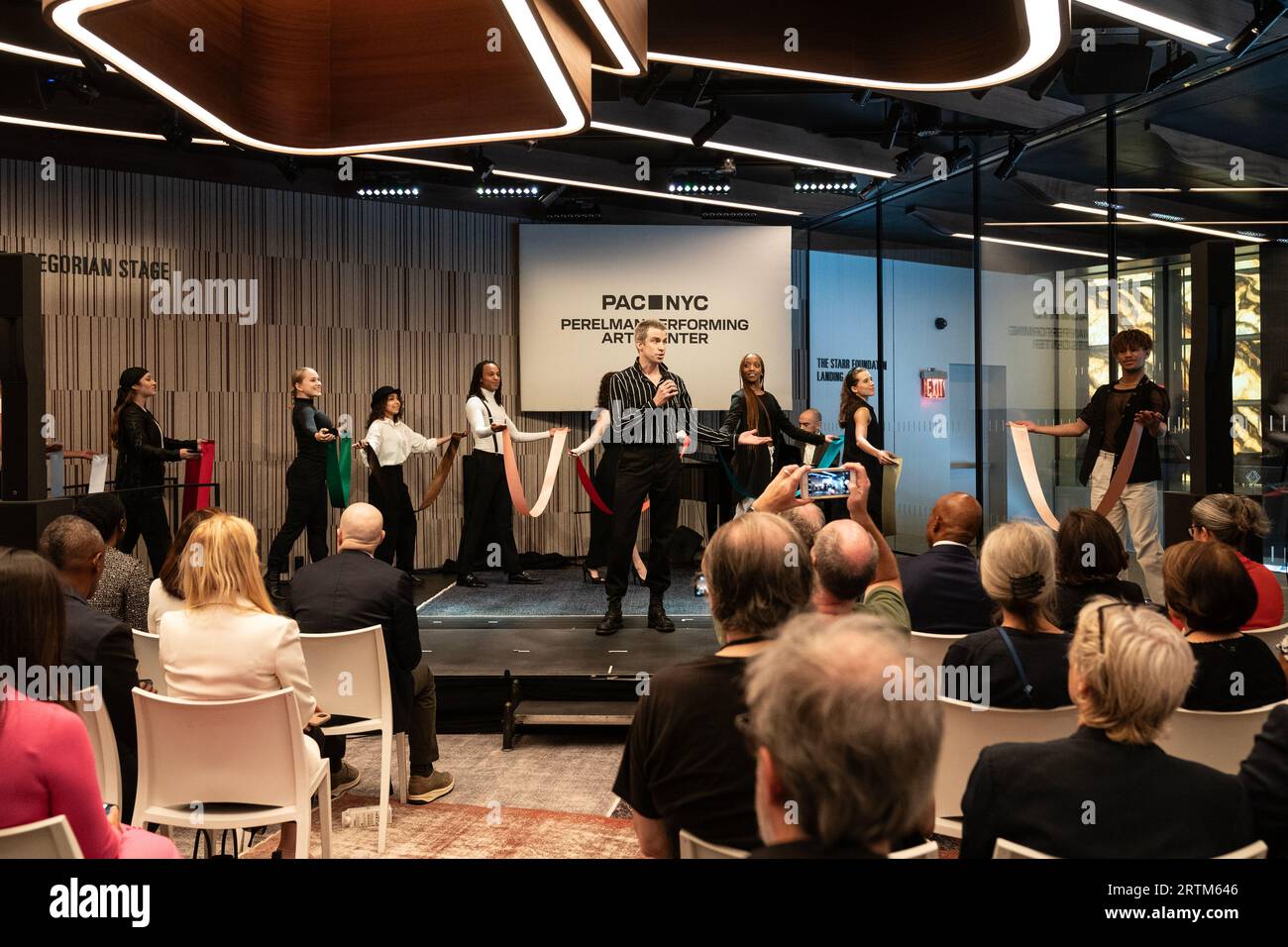 Gavin Creel si esibisce durante l'apertura dell'evento stampa del Perelman Performing Arts Center e il taglio del nastro a New York il 13 settembre 2023 Foto Stock