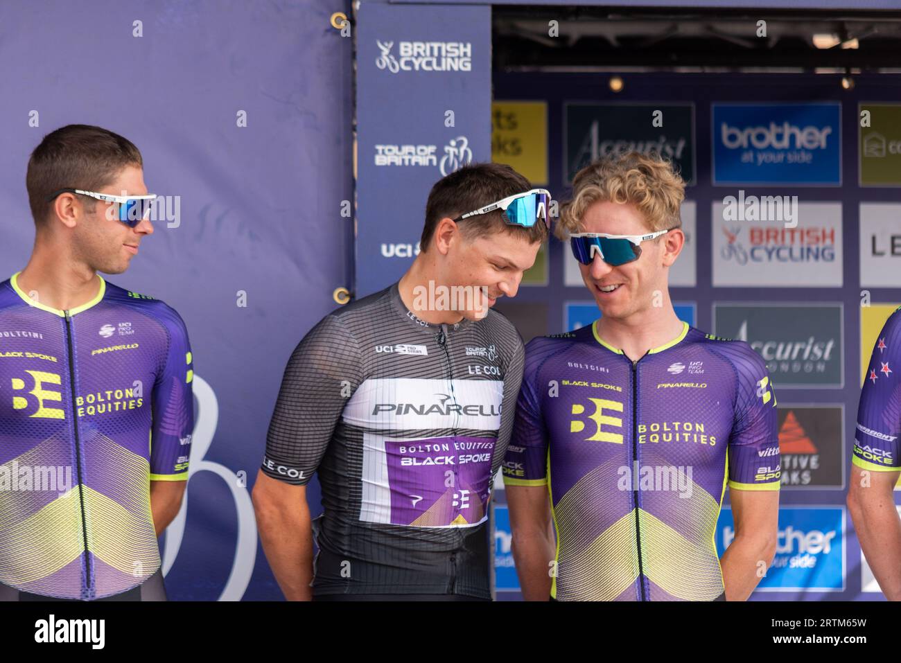 I piloti del team Bolton Equities Black hanno parlato alla gara ciclistica Tour of Britain Stage 6 partenza a Southend on Sea, Essex, Regno Unito. Foto Stock