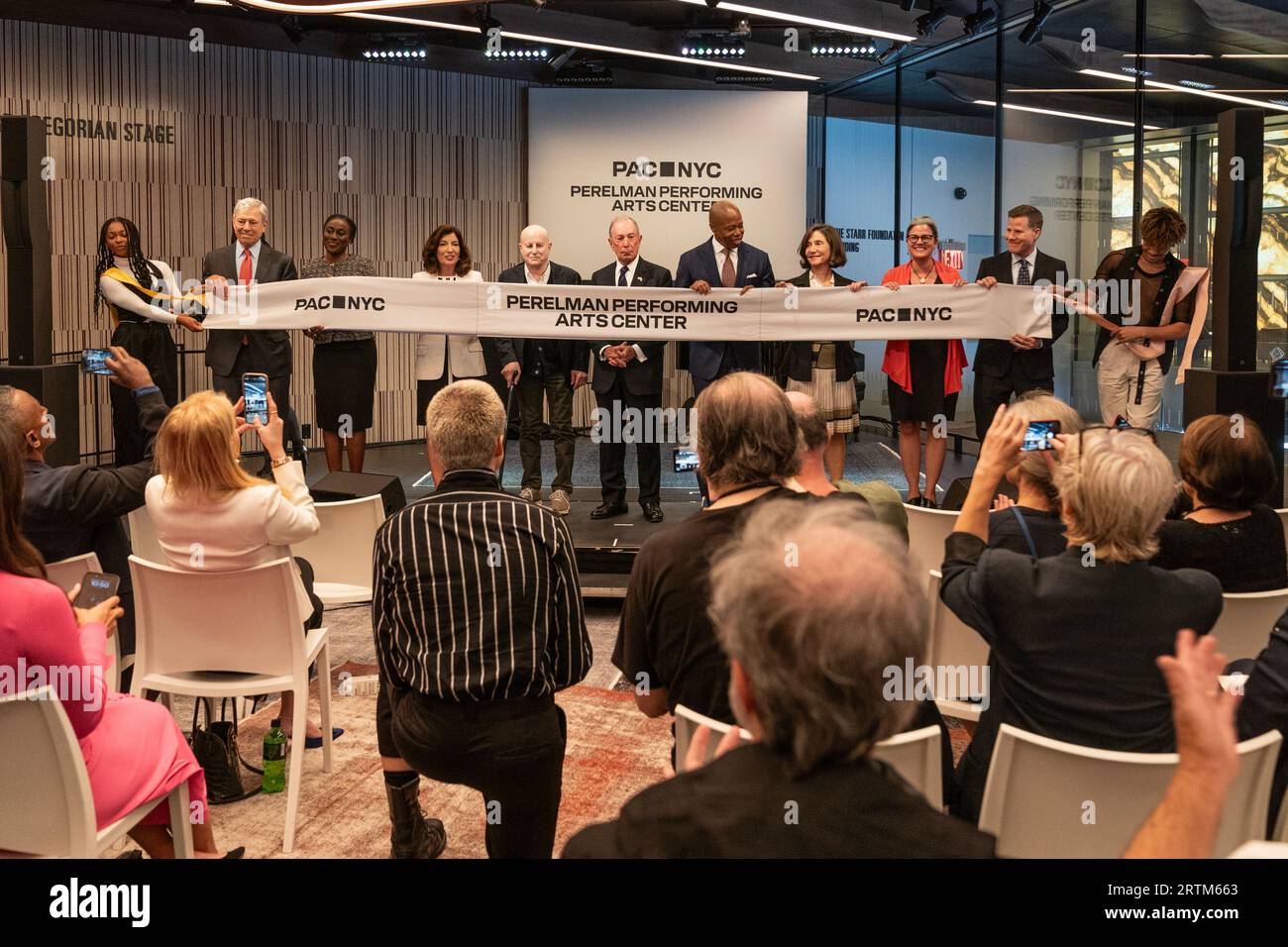 Rick Cotton, Kathy Hochul, Ron Perelman, Michael Bloomberg, Eric Adams, Paula Grant Berry partecipa, tra gli altri, all'apertura dell'evento stampa del Perelman Performing Arts Center e al taglio del nastro a New York il 13 settembre 2023 Foto Stock
