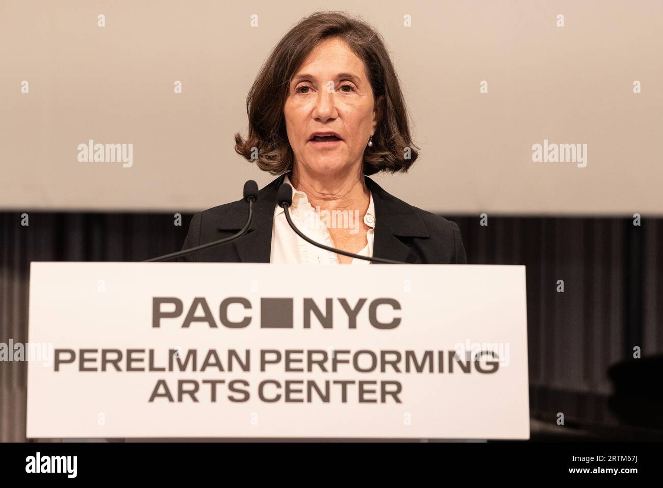 Paula Grant Berry parla durante l'apertura dell'evento stampa del Perelman Performing Arts Center e del taglio del nastro a New York il 13 settembre 2023 Foto Stock