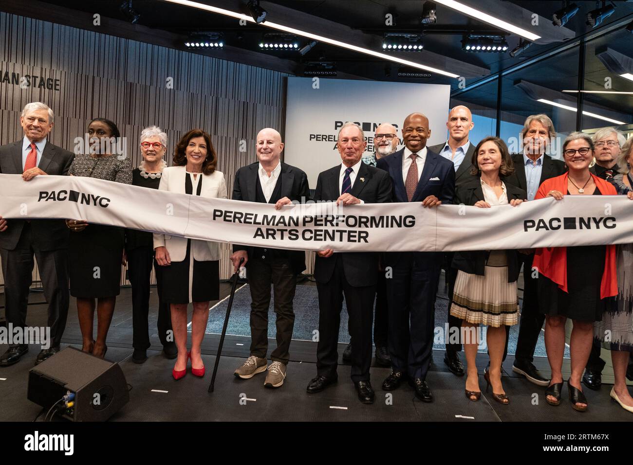 Rick Cotton, Kathy Hochul, Ron Perelman, Michael Bloomberg, Eric Adams, Paula Grant Berry David Rockwell partecipa, tra gli altri, all'apertura dell'evento stampa Perelman Performing Arts Center e al taglio del nastro a New York il 13 settembre 2023 Foto Stock