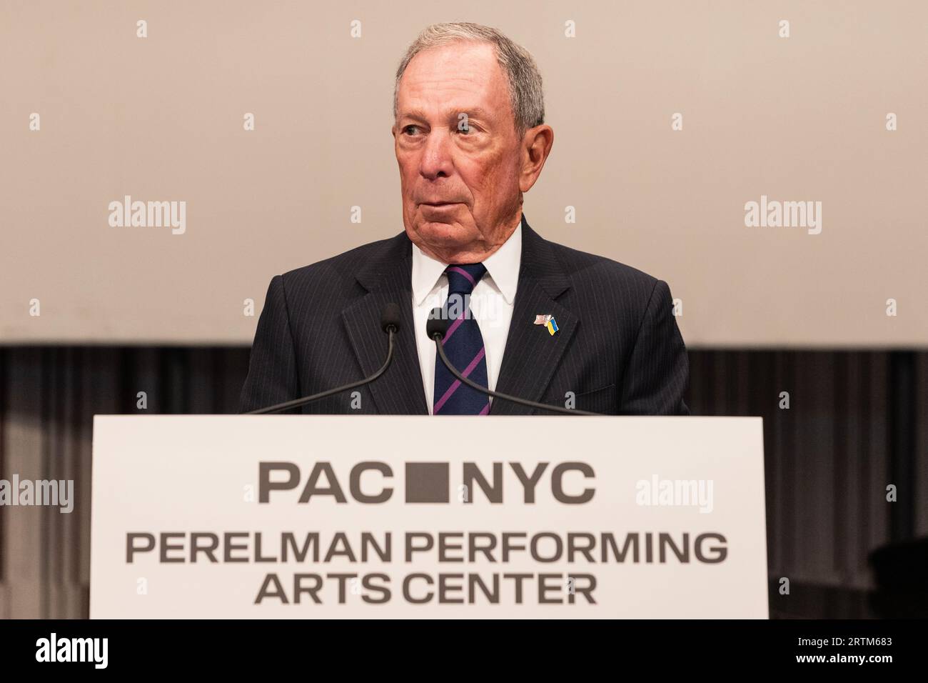 Michael Bloomberg parla durante l'apertura dell'evento stampa del Perelman Performing Arts Center e del taglio del nastro a New York il 13 settembre 2023 Foto Stock