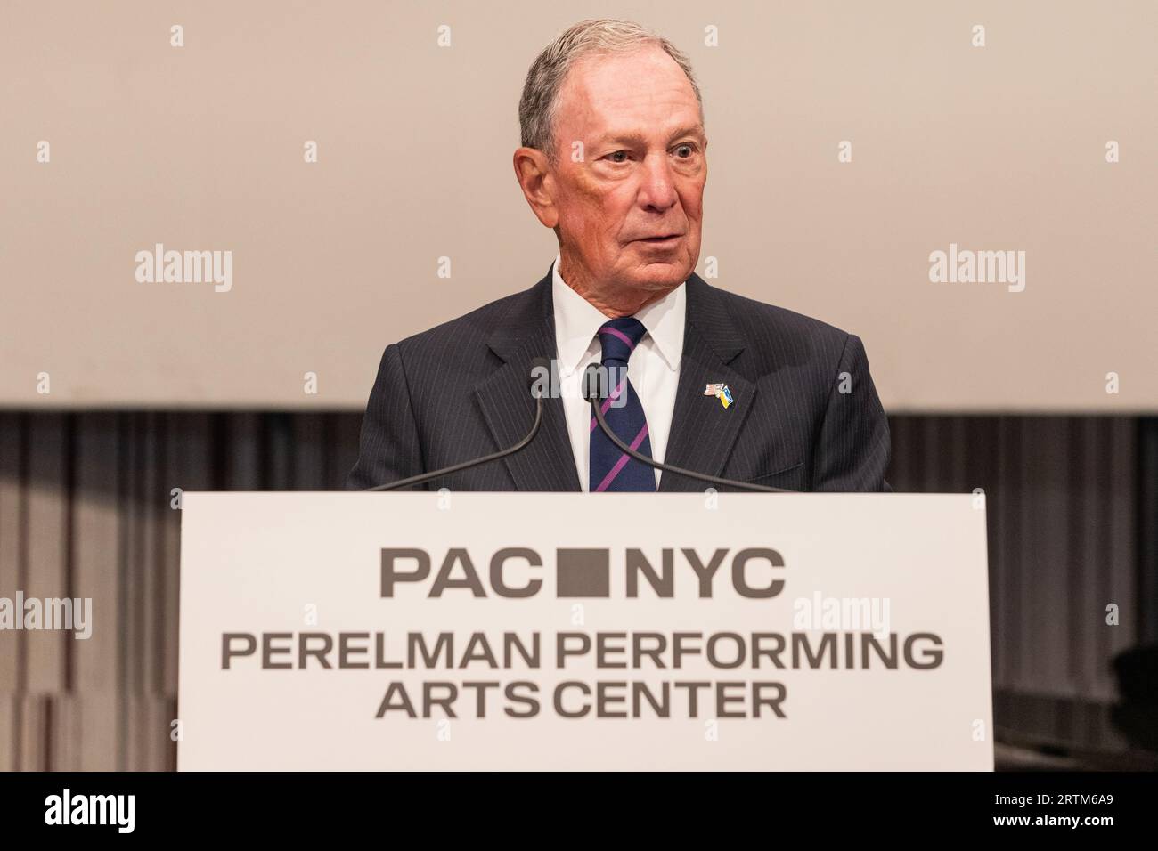 Michael Bloomberg parla durante l'apertura dell'evento stampa del Perelman Performing Arts Center e del taglio del nastro a New York il 13 settembre 2023 Foto Stock