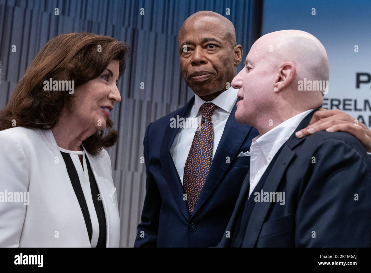 Kathy Hochul, Eric Adams, Ron Perelman assistono all'apertura dell'evento stampa Perelman Performing Arts Center e al taglio del nastro a New York il 13 settembre 2023 Foto Stock