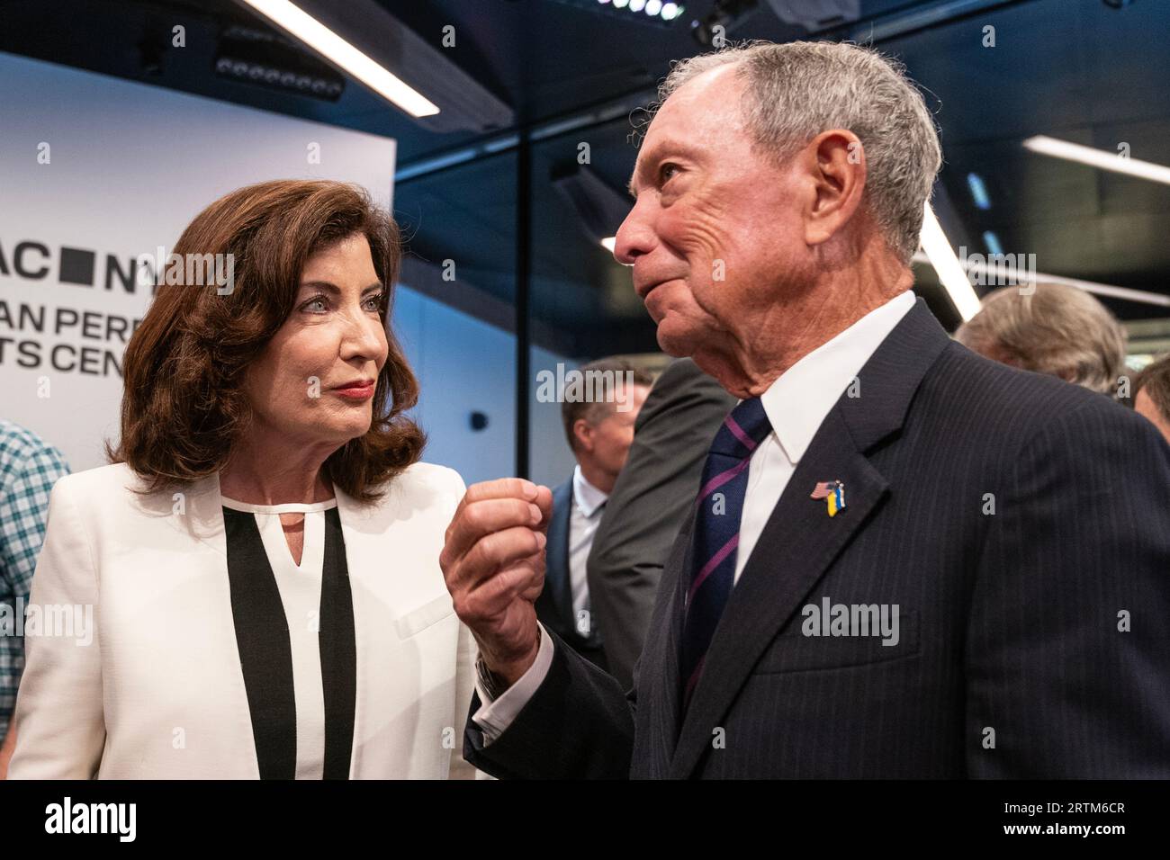 Kathy Hochul e Michael Bloomberg partecipano all'apertura dell'evento stampa Perelman Performing Arts Center e al taglio del nastro a New York il 13 settembre 2023 Foto Stock