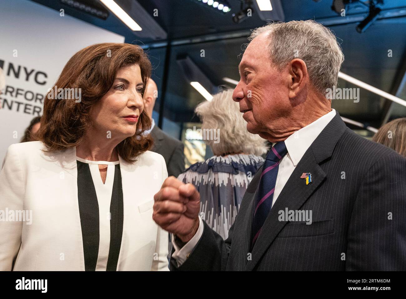 Kathy Hochul e Michael Bloomberg partecipano all'apertura dell'evento stampa Perelman Performing Arts Center e al taglio del nastro a New York il 13 settembre 2023 Foto Stock