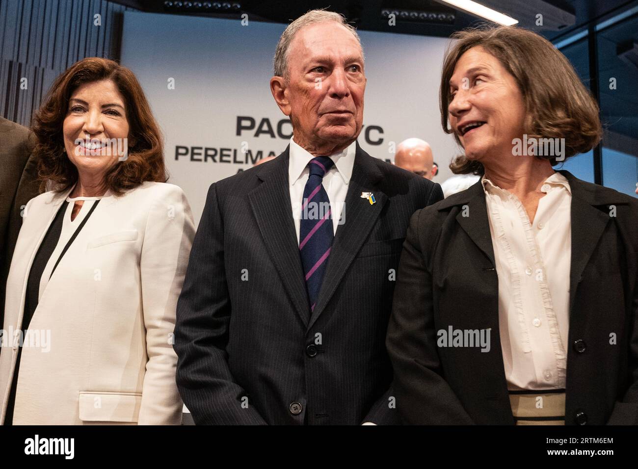 Kathy Hochul, Michael Bloomberg e Paula Grant Berry partecipano all'apertura dell'evento stampa del Perelman Performing Arts Center e al taglio del nastro a New York il 13 settembre 2023 Foto Stock