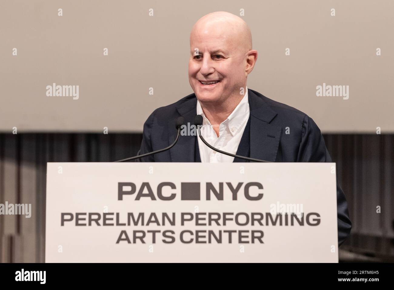 Ron Perelman parla durante l'apertura dell'evento stampa del Perelman Performing Arts Center e del taglio del nastro a New York il 13 settembre 2023 Foto Stock