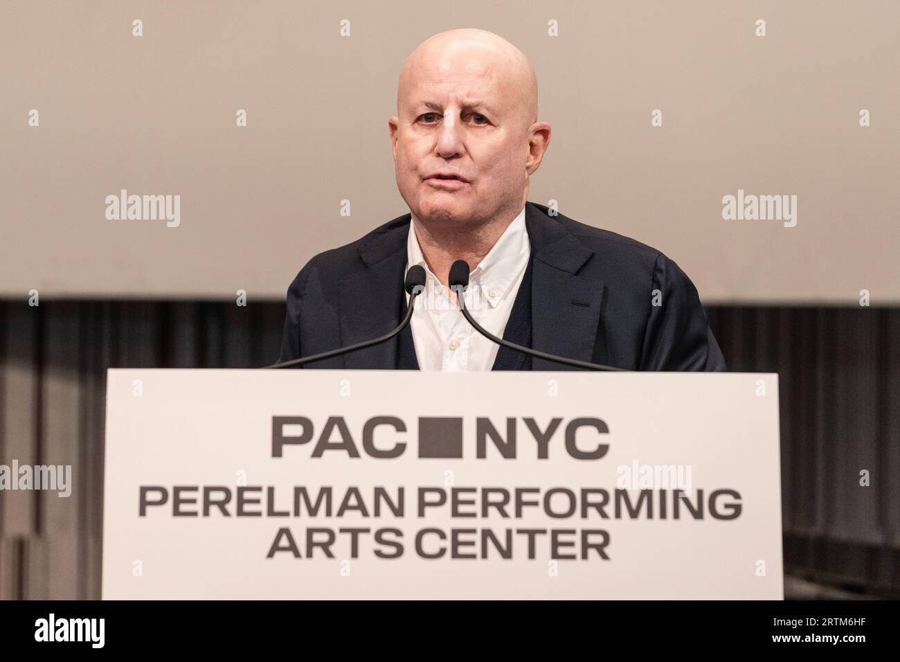 Ron Perelman parla durante l'apertura dell'evento stampa del Perelman Performing Arts Center e del taglio del nastro a New York il 13 settembre 2023 Foto Stock