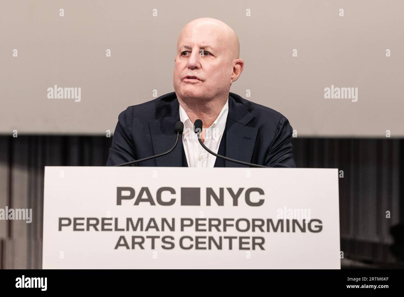 Ron Perelman parla durante l'apertura dell'evento stampa del Perelman Performing Arts Center e del taglio del nastro a New York il 13 settembre 2023 Foto Stock