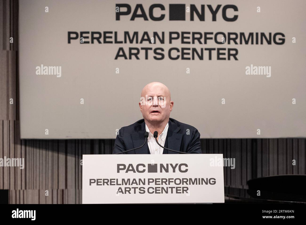 Ron Perelman parla durante l'apertura dell'evento stampa del Perelman Performing Arts Center e del taglio del nastro a New York il 13 settembre 2023 Foto Stock