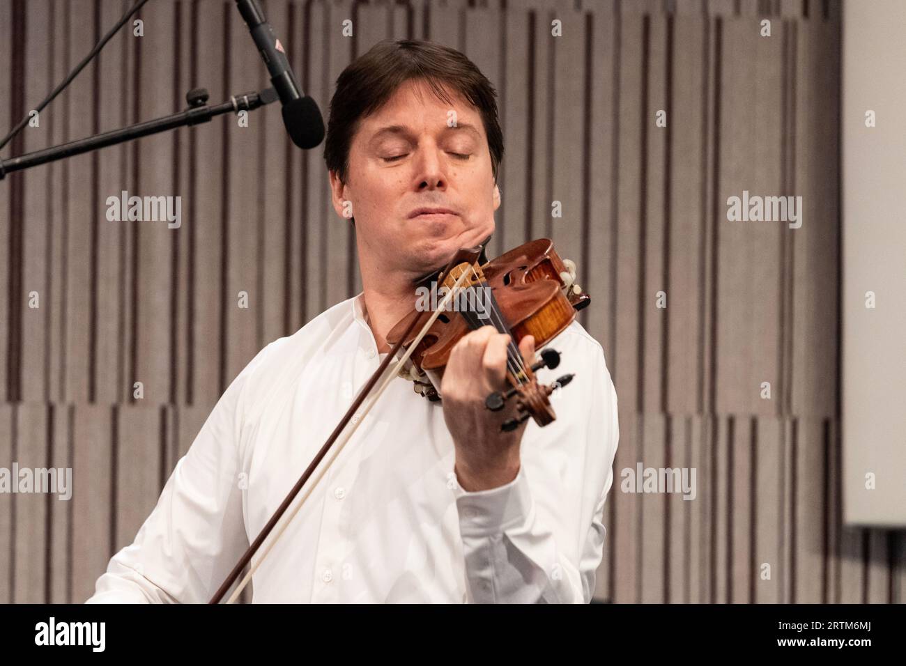 Joshua Bell si esibisce durante l'apertura dell'evento stampa del Perelman Performing Arts Center e il taglio del nastro a New York il 13 settembre 2023 Foto Stock