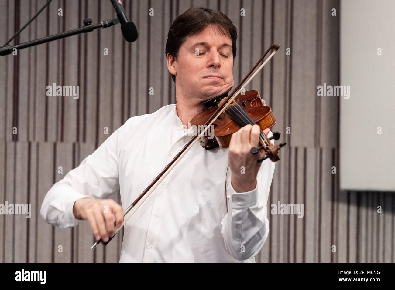 Joshua Bell si esibisce durante l'apertura dell'evento stampa del Perelman Performing Arts Center e il taglio del nastro a New York il 13 settembre 2023 Foto Stock