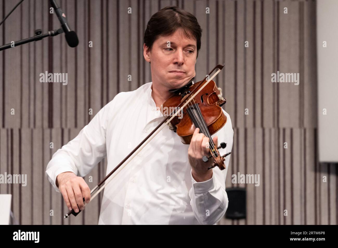 Joshua Bell si esibisce durante l'apertura dell'evento stampa del Perelman Performing Arts Center e il taglio del nastro a New York il 13 settembre 2023 Foto Stock